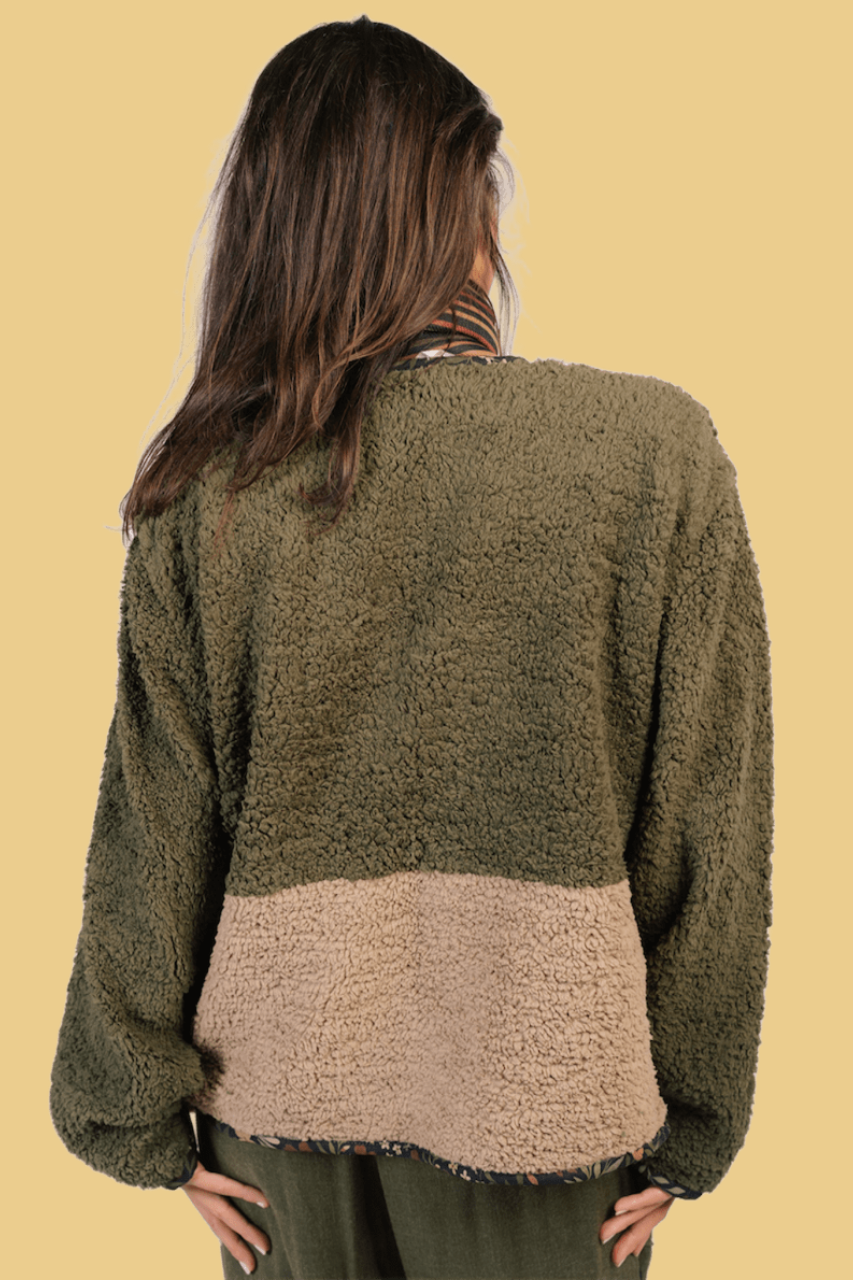 Borderline Cozy Jacket in Olive & Beige